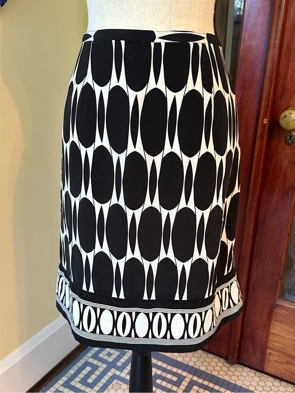 Silkland | 100% Silk Geometric Oval Print Knee Length Skirt Black White, Size 10